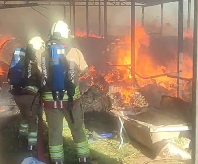 Kahramanmaraş Dulkadiroğlu'nda ahır yangını itfaiyenin müdahalesiyle söndürüldü
