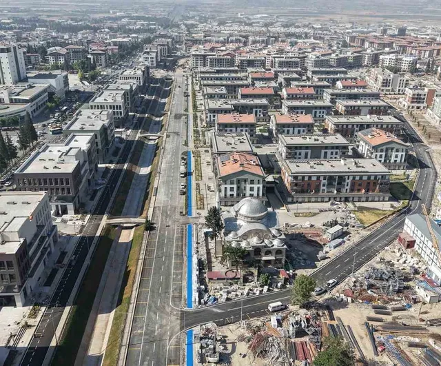 Kahramanmaraş’ta Azerbaycan Mahallesi yolları sıcak asfaltla yenilendi