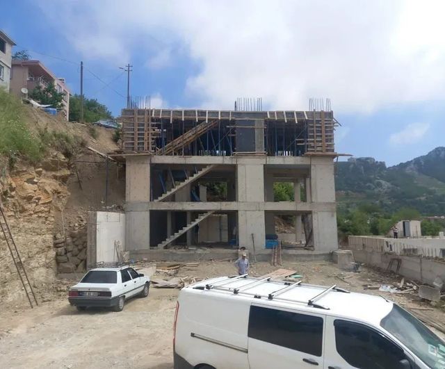 Kahramanmaraş'ta inşaattan düşen işçi ağır yaralandı