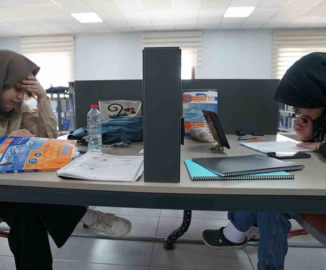 Kahramanmaraş'ta kütüphaneler ve Pusula Maraş gençleri YKS ve LGS’ye hazırlıyor