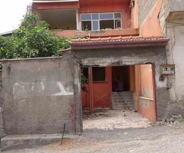 Kahramanmaraş’ta yıkım bekleyen metruk binalar mahalle sakinlerini tedirgin ediyor