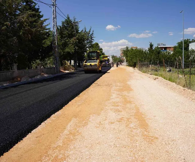 Kahta Belediyesi yılın ilk sıcak asfalt serimini gerçekleştirdi
