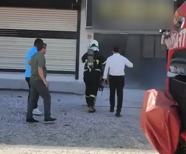 Kahta'da iş merkezindeki elektrik panosu yangını: 2 kişi dumandan etkilendi