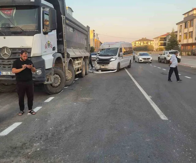 Kamyona arkadan çarpan servis sürücüsü ağır yaralandı