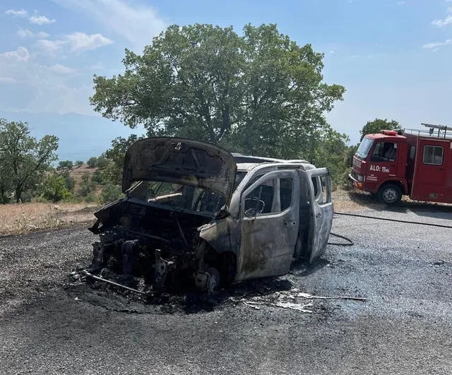 Kamyonet Manisa'da seyir halindeyken çıkan yangında kullanılamaz hale geldi