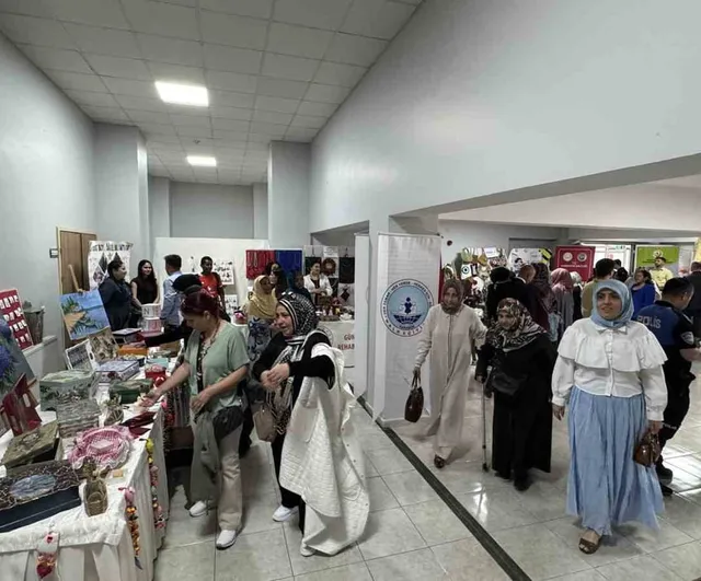 Karabük’te Halk Eğitimi Merkezi kursiyerlerinin el emeği sergisi açıldı