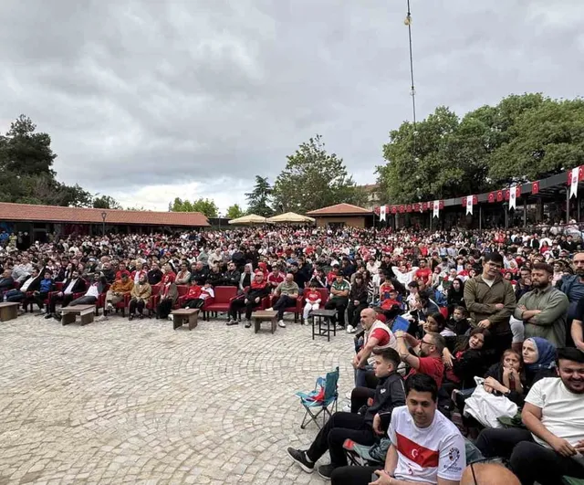 Karabük’te vatandaşlar milli maç heyecanını dev ekranda yaşadı
