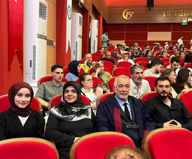 Karabük Üniversitesi'nde baba ve kızı aynı gün yüksek lisans diploması aldı