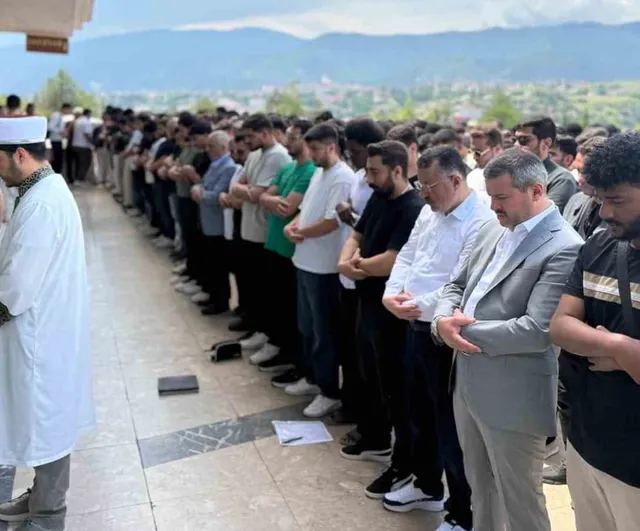 Karabük Üniversitesi'nde trafik kazasında ölen iki öğrenci için gıyabi cenaze namazı kılındı