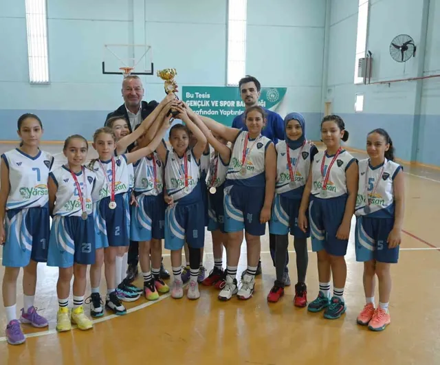 Karacabey Belediyespor’da kupa sevinci