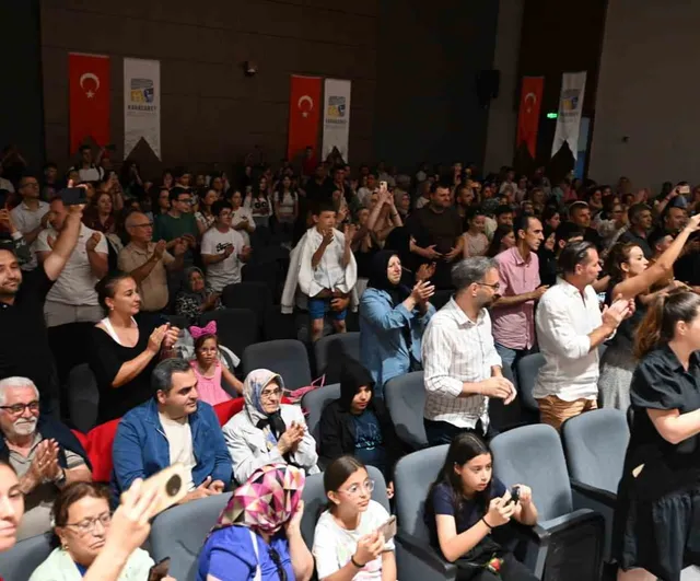Karacabey'de halk oyunları gecesi yoğun ilgi gördü