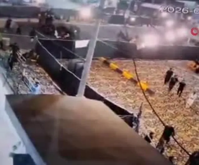 Karaçi'de araç camiye daldı: 2 ölü, 30 yaralı