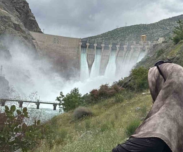 Karakaya Barajı'nda su tahliyesi sürüyor