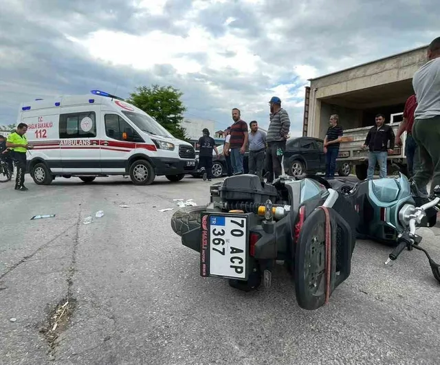 Karaman'da Fevzi Paşa Caddesi'nde motosiklet çarpışması: 2 yaralı