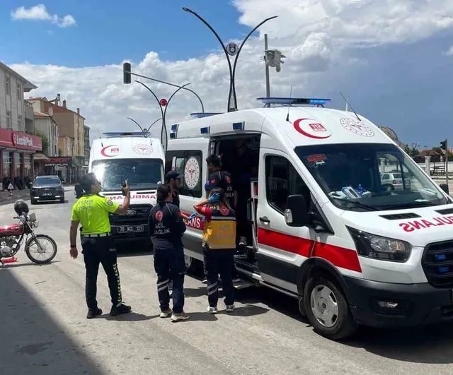 Karaman'da kavşakta çarpışma: motosikletteki iki kişi yaralandı, kaza kamerada