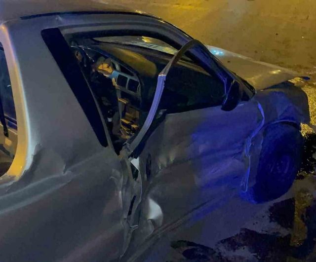 Karaman'da pikap karşı şeride geçerek park halindeki 3 araca çarptı: 1 yaralı