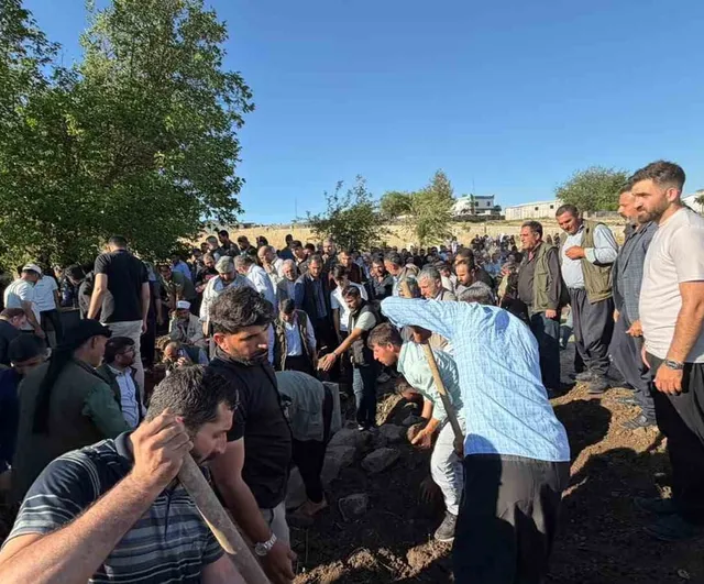 Karaman’daki kazada ölen 3 kardeş Siverek’te yan yana toprağa verildi