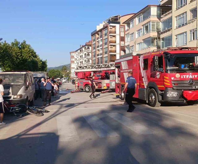 Karamürsel'de 6. kattaki yangında kadın ve çocuk kurtarıldı