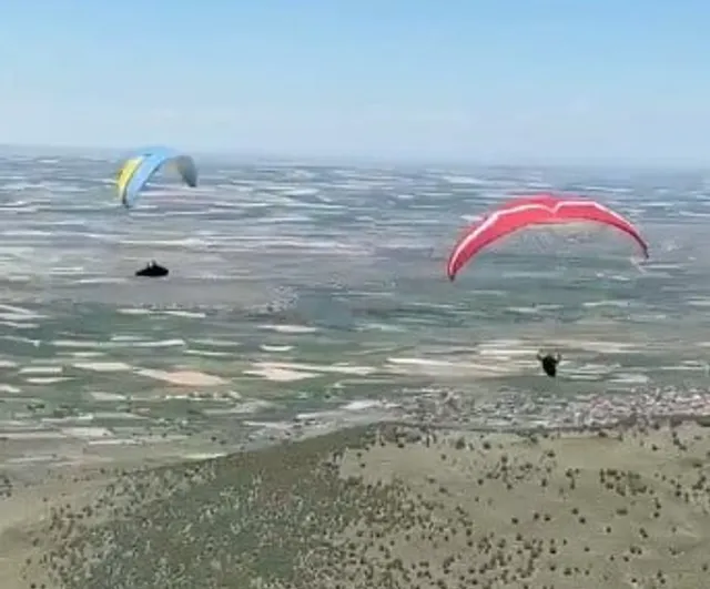 Karapınar’dan Bor’a 112 km: Yamaç paraşütçüleri 4,5 saatlik termik uçuşla ulaştı