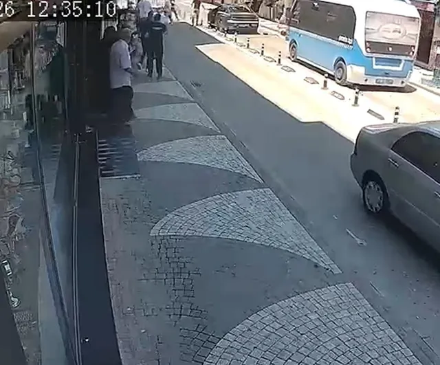 Karasu'da otomobilin çarptığı engelli yaya yaralandı — Kaza anı güvenlik kamerasında