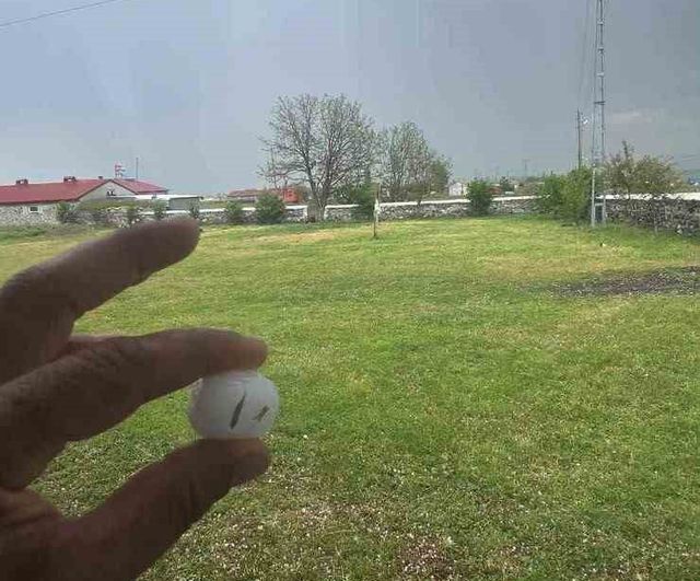 Kars'ta dolu tarım arazilerinde ve araçlarda hasara yol açtı