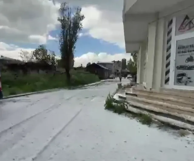 Kars’ta dolu yağışı Arpaçay'ın sokaklarını beyaza bürüdü