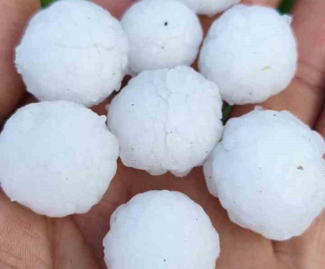 Kars'ta fındık büyüklüğünde dolu: Akyaka ve Arpaçay beyaza büründü