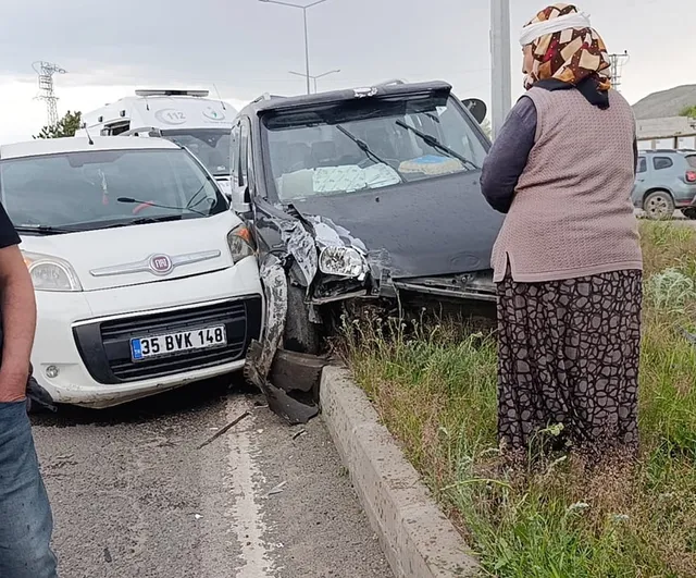 Kars'ta iki aracın çarpışması: 3'ü çocuk 5 kişi yaralandı