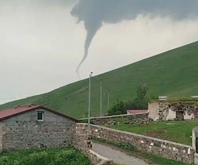 Kars'ta yağışın etkisi: Mezra'da taşkın, Kozluca yakınlarında hortum