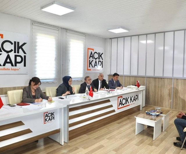 Kars Valisi Ziya Polat Halk Günü'nde Vatandaşların Taleplerini Dinledi
