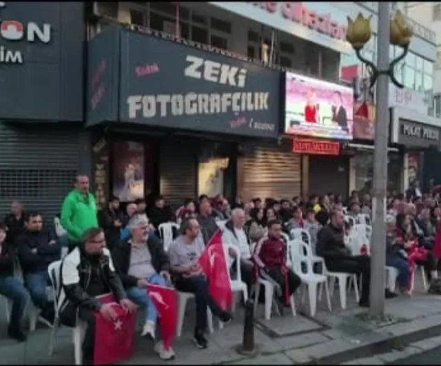 Kartal'da milli maç heyecanı sabahın ilk ışıklarıyla başladı