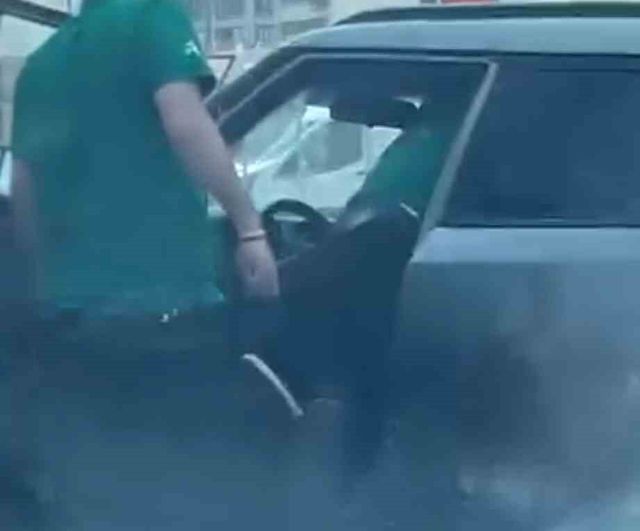 Kartal Soğanlık'ta maddi hasarlı kaza sonrası çıkan kavga kamerada
