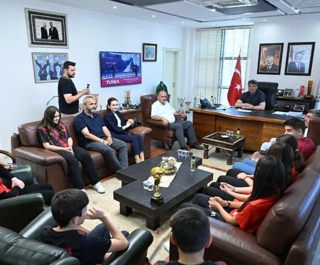 Kartepe'de ulusal müsabakalarda dereceye giren öğrenciler başkan Kocaman ile buluştu