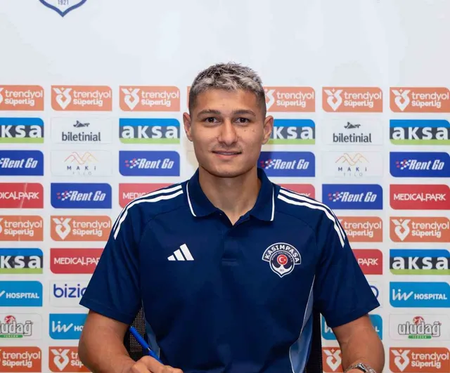 Kasımpaşa, Emirhan Boz'u kadrosuna kattı
