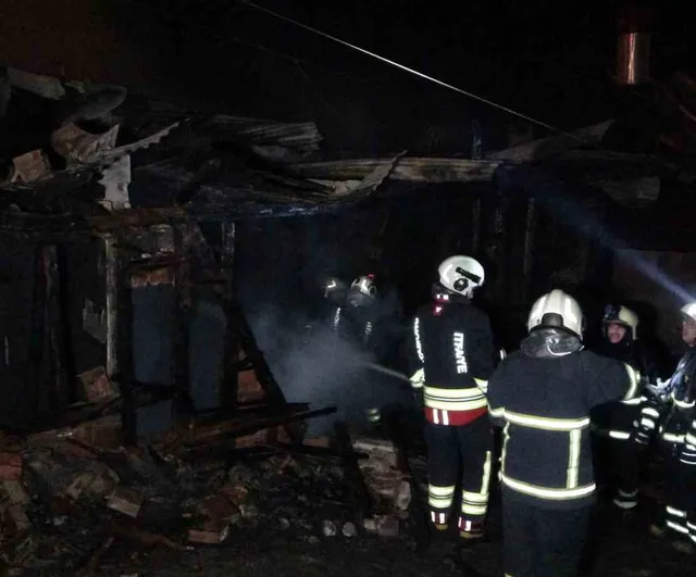 Kastamonu'da iki katlı ahşap evde yangın: Ev kullanılmaz hale geldi