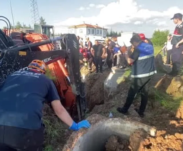 Kastamonu Örencik'te kanalizasyon çalışmasında toprak altında kalan işçi için kurtarma çalışmaları sürüyor