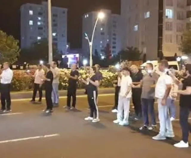Kayapınar'da yakınlarını kaybeden vatandaşlar yolu kısa süreliğine ulaşıma kapattı