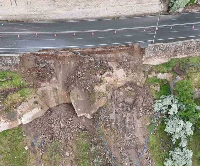 Kayseri Melikgazi'de 10 metrelik istinat duvarı çöktü, bir ev hasar gördü