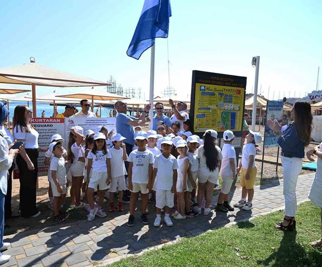 Kemer Belediyesi Halk Plajı’na 2026 Mavi Bayrak asıldı
