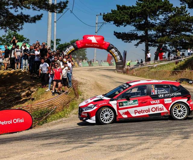 Kerem Kazaz, ellincisi düzenlenen Yeşil Bursa Rallisi'ni kazanarak liderliğini pekiştirdi