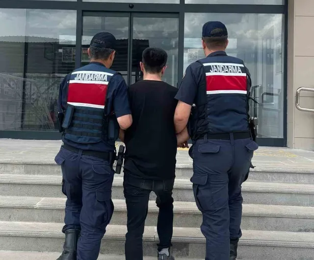 Kırıkkale'de jandarma, kesinleşmiş hapis cezası bulunan 2 hükümlüyü yakaladı
