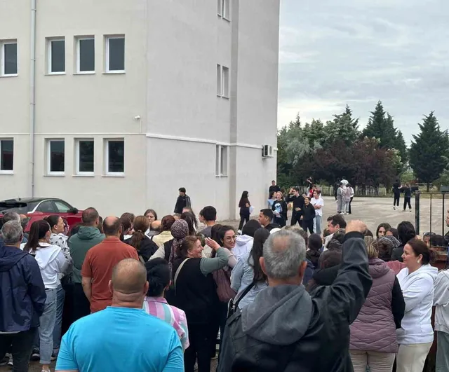 Kırklareli'nde LGS heyecanı: öğrenciler içeride, aileler dışarıda ter döktü