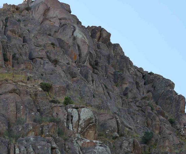Kırşehir'de Kuş Kalesi'nde insan veya uzaylıyı andıran figür tespit edildi