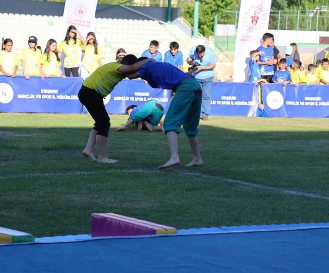 Kırşehir'de yaz spor okulları 32 branşta törenle açıldı