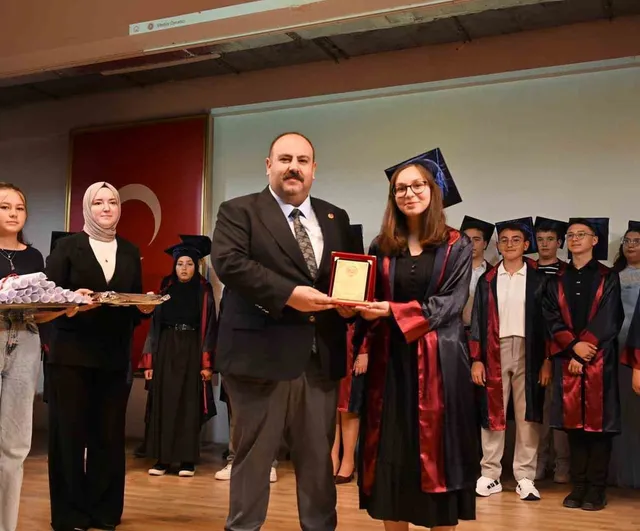 Koç ilköğretim mezunları mezuniyet töreninde kep attı