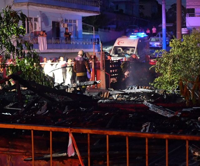 Kocaeli'de gecekonduda çıkan yangın mahalleliyi sokağa döktü: kundaklama şüphesi araştırılıyor