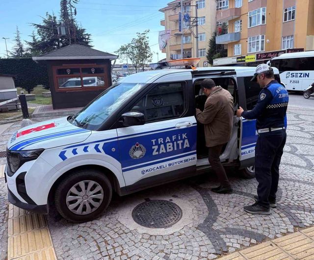 Kocaeli Zabıta ekipleri Alzheimer hastasını buldu, kayıp eşyaları sahibine teslim etti