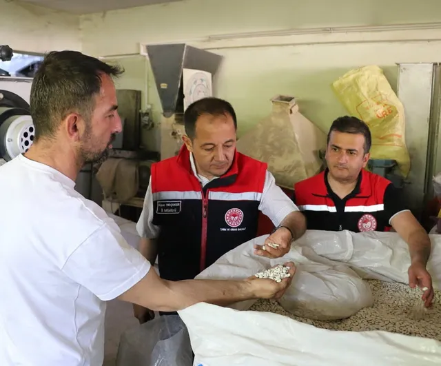 Koçaker Yalnızbağ Mahallesi'ndeki hububat ve bakliyat eleme tesisini inceledi