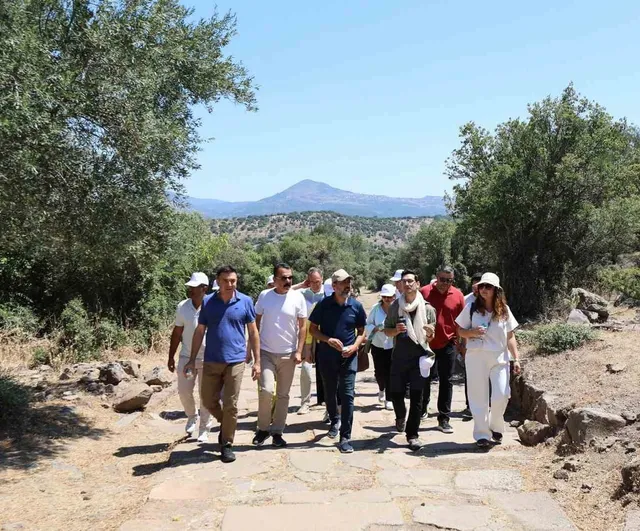 Komisyon üyeleri Yunusemre’nin tarih ve kültür rotasını keşfetti