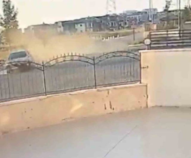 Kontrolden çıkan otomobil beş aracı teğet geçip duvara çarptı